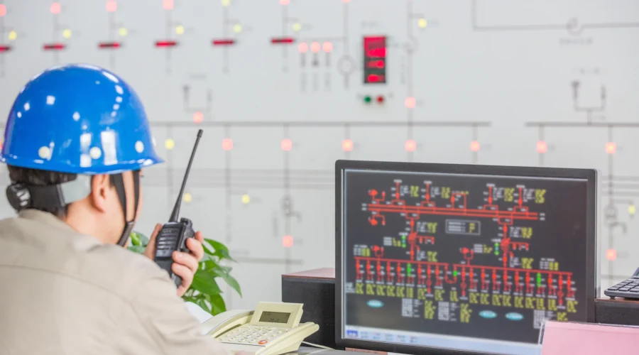 workers-control-room